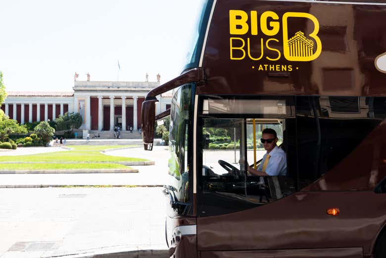 Bus devant le musée archéologique d'Athènes