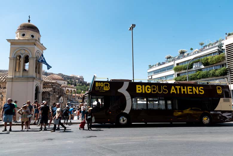 Bus devant l'église de la Dormition