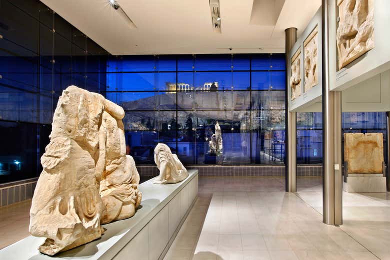 Salle du musée de l'Acropole avec vue sur le Parthénon