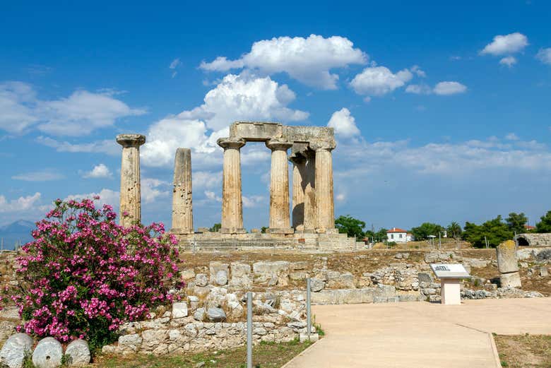 Le temple d'Apollon, dans la Corinthe antique