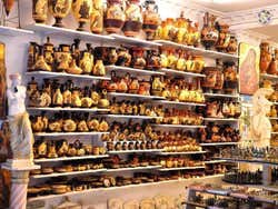 Boutique de souvenirs dans la rue Adrianou