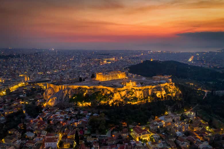 Vue panoramique sur Athènes de nuit